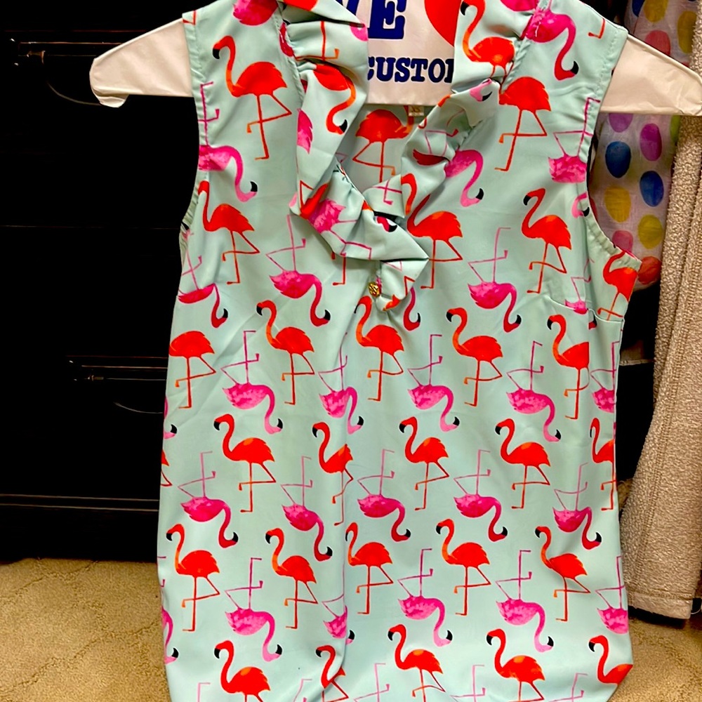 Super fun pelican blouse w ruffled collar.
